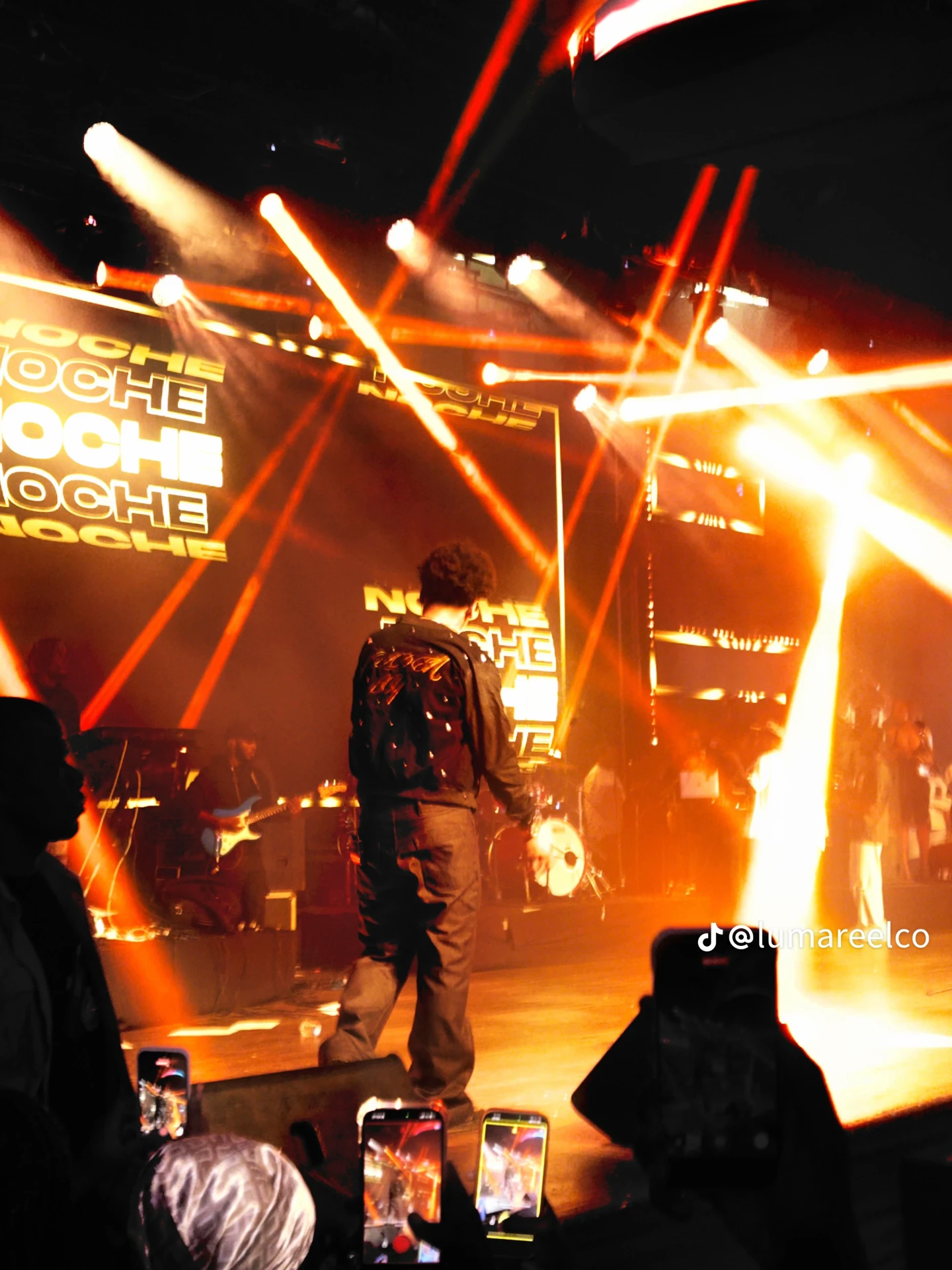 Public et lasers au concert de TRK