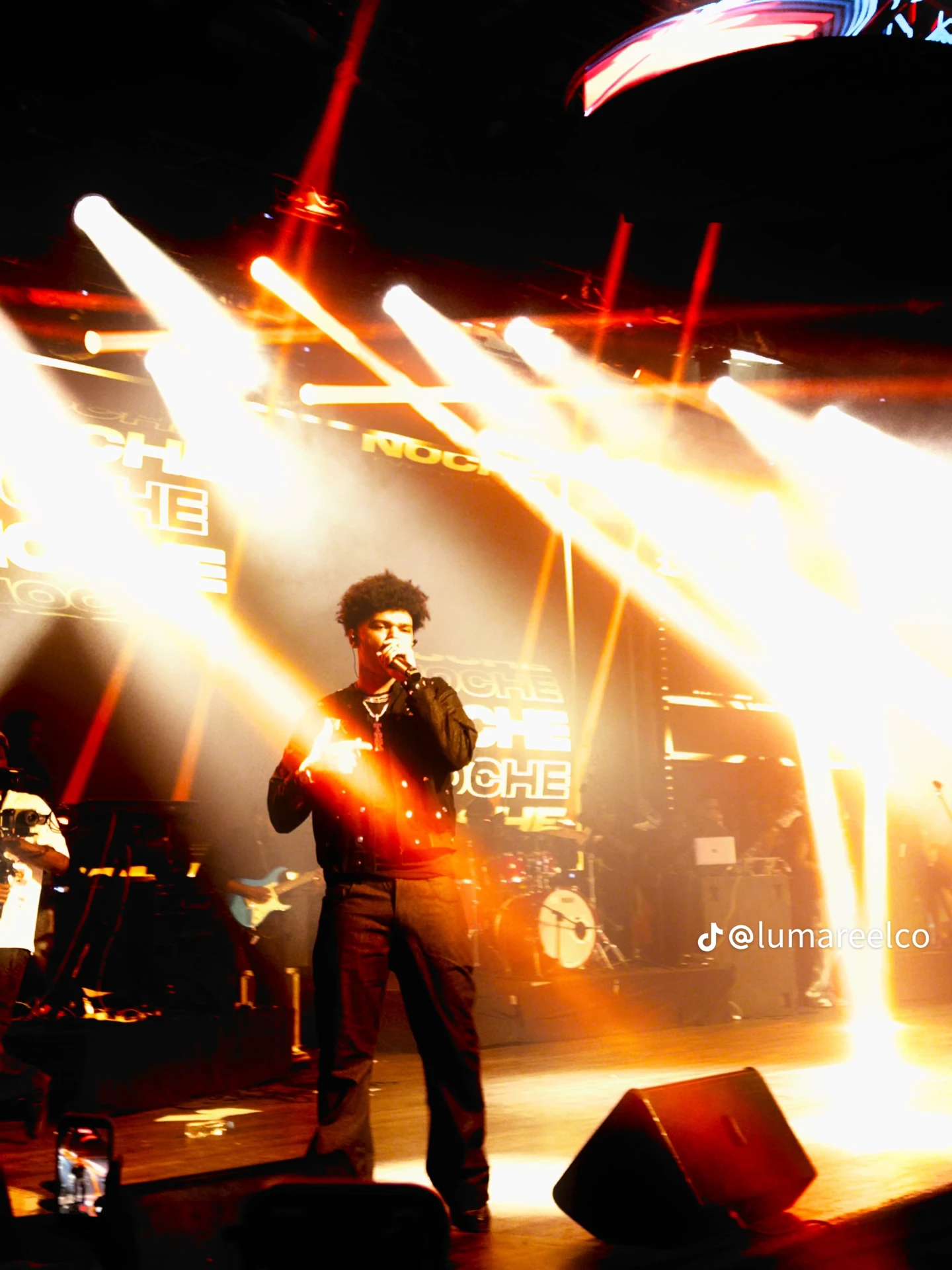 Jeux de lumières rouges — concert de TRK